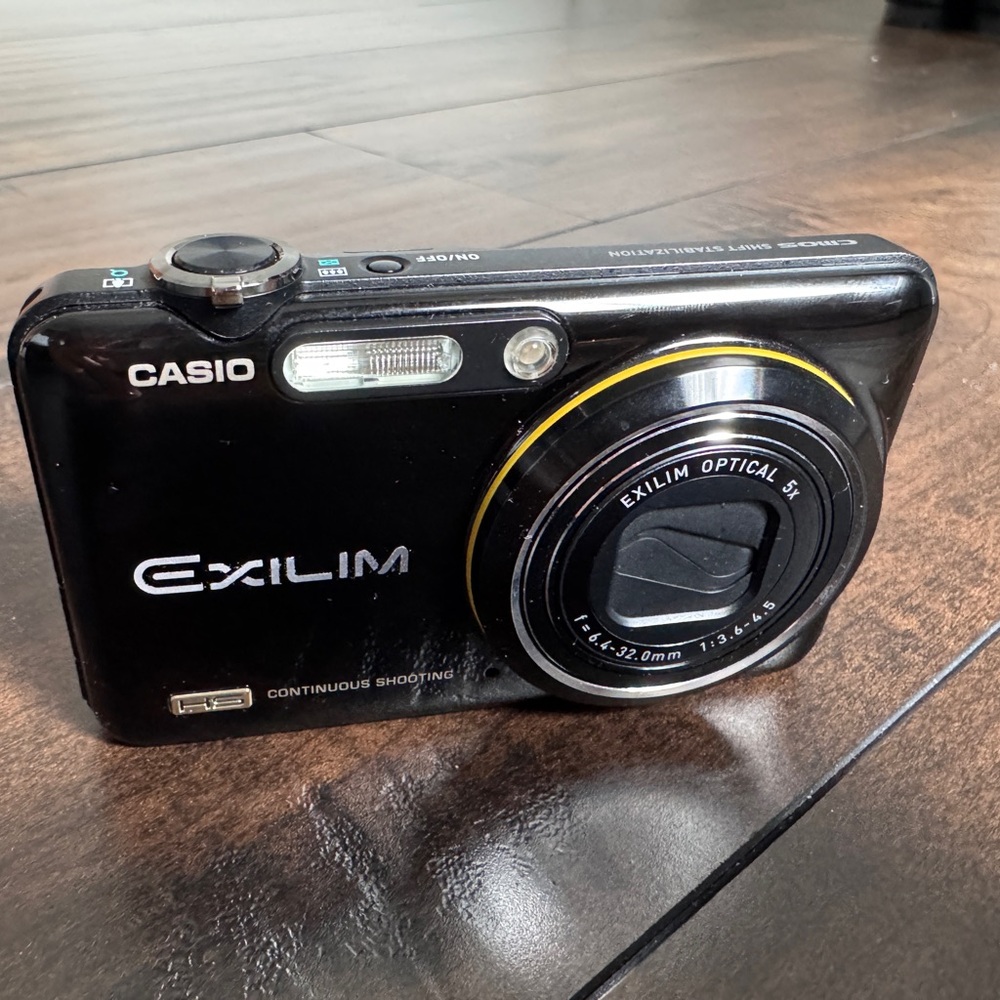 Near Mint: Casio EX-FC150 10.1 MP Digital Camera - Black